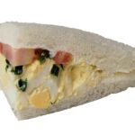 Tramezzini mit Ei, Eiaufstrich, frischem Schnittlauch und Tomaten.