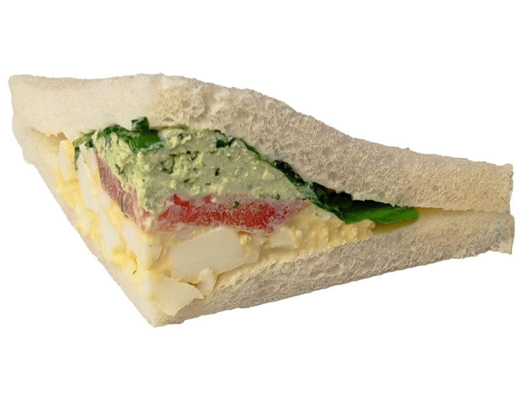 Tramezzini mit gekochtem Ei, Eiaufstrich, Rucola, Tomaten und Basilikumaufstrich.