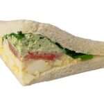 Tramezzini mit gekochtem Ei, Eiaufstrich, Rucola, Tomaten und Basilikumaufstrich.