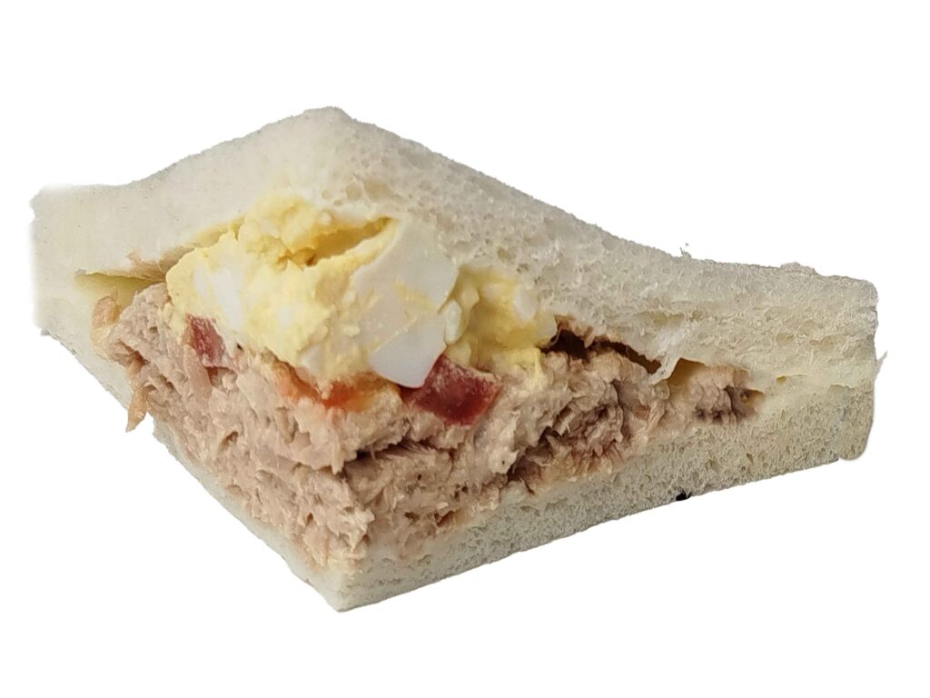 Tramezzini mit Thunfisch, Eiaufstrich und Tomaten.