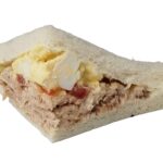 Tramezzini mit Thunfisch, Eiaufstrich und Tomaten.