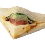 Tramezzini mit Mozzarella, gegrillter Melanzani, Paprika, Tomaten und jungem Spinat.