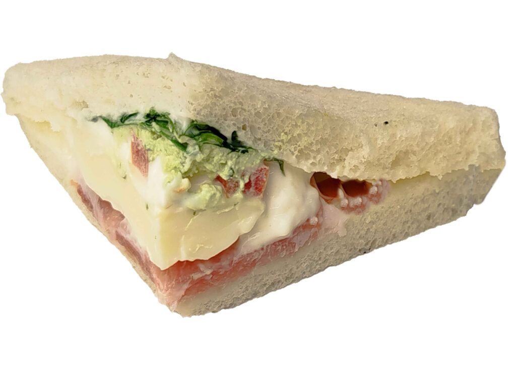 Tramezzini mit Rohschinken, Tomaten, Mozzarella, Basilikumaufstrich und Rucola.