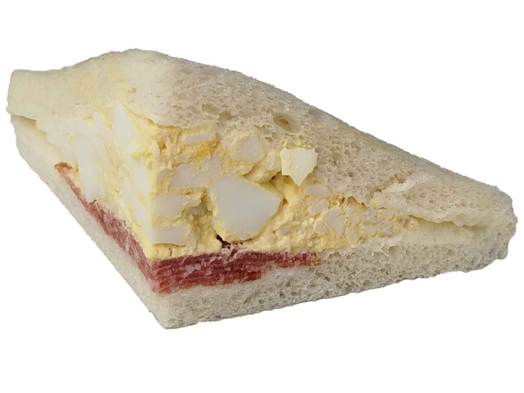 Tramezzini gefüllt mit Ei, cremigem Eiaufstrich und würziger Salami.