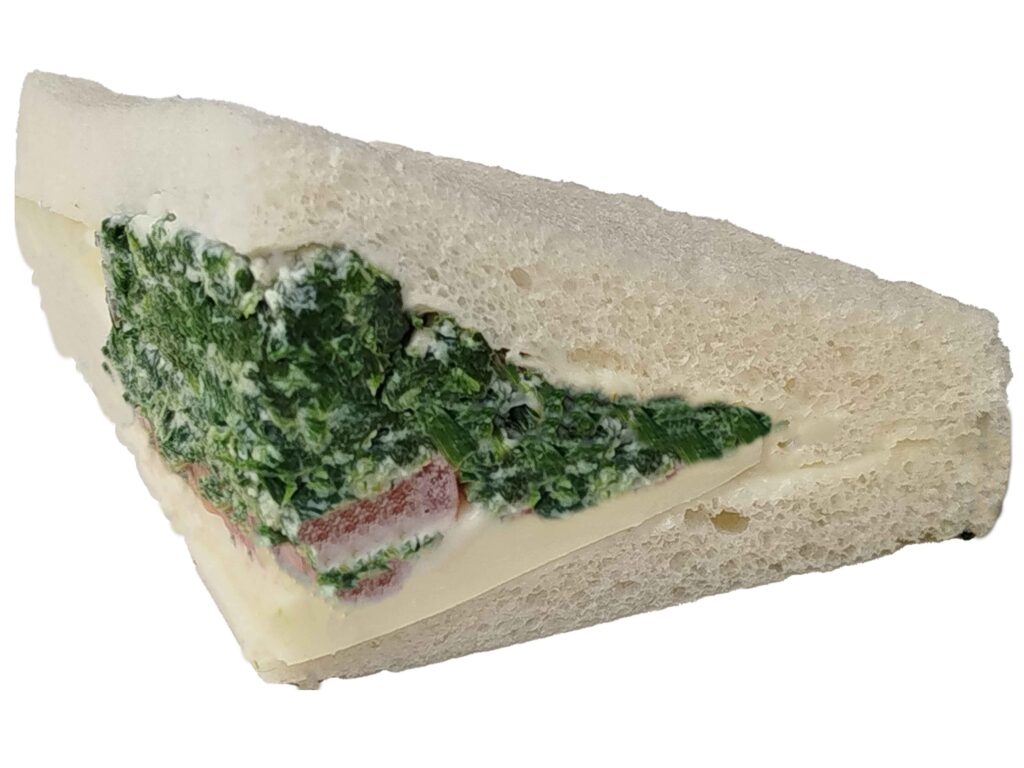 Tramezzini gefüllt mit Spinat, Ricotta, Tomaten und Mozzarella.