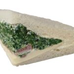 Tramezzini gefüllt mit Spinat, Ricotta, Tomaten und Mozzarella.