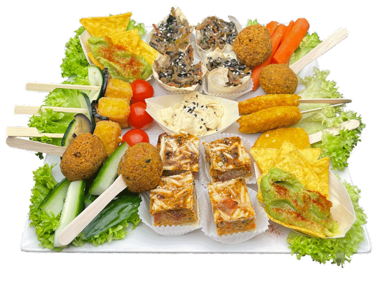 Vegane Fingerfood Travel-Platte – rund um die Welt in 24 Stücken: Shiitake, Quiche, Nachos, Falafel, Polenta, Nuggets & Hummus.